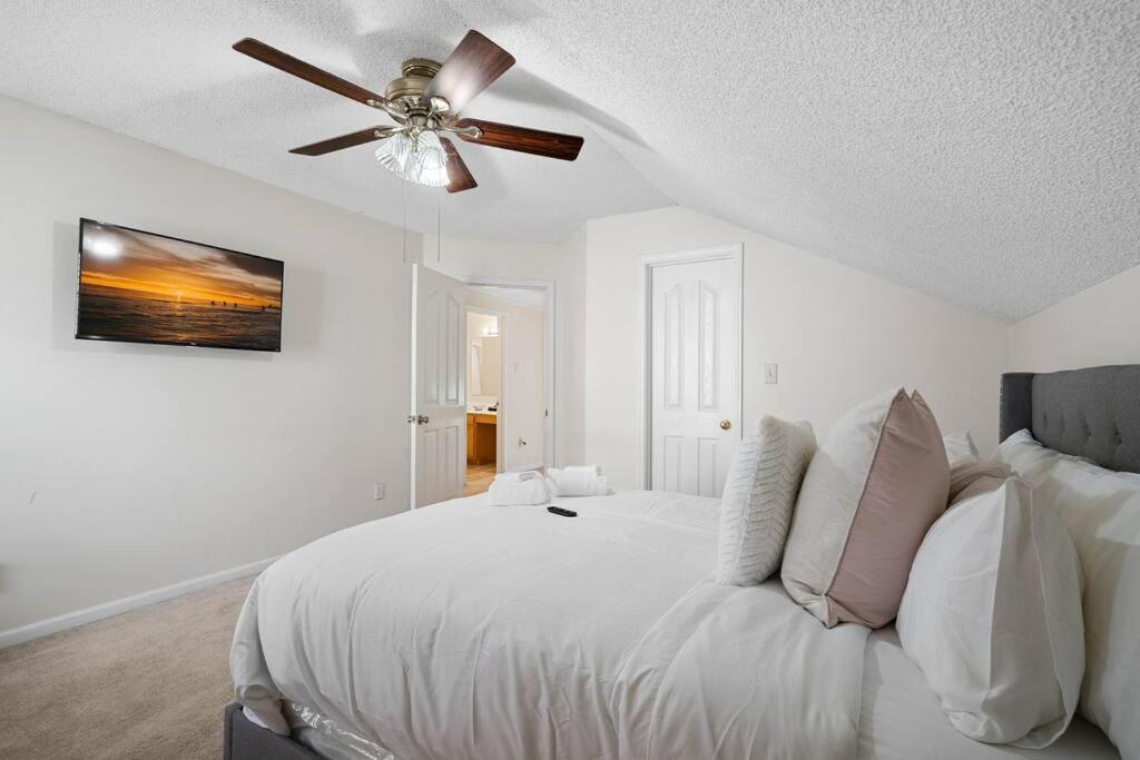 Cozy 4B 2 5B University Home King Beds Jacuzzi 샬럿 외부 사진