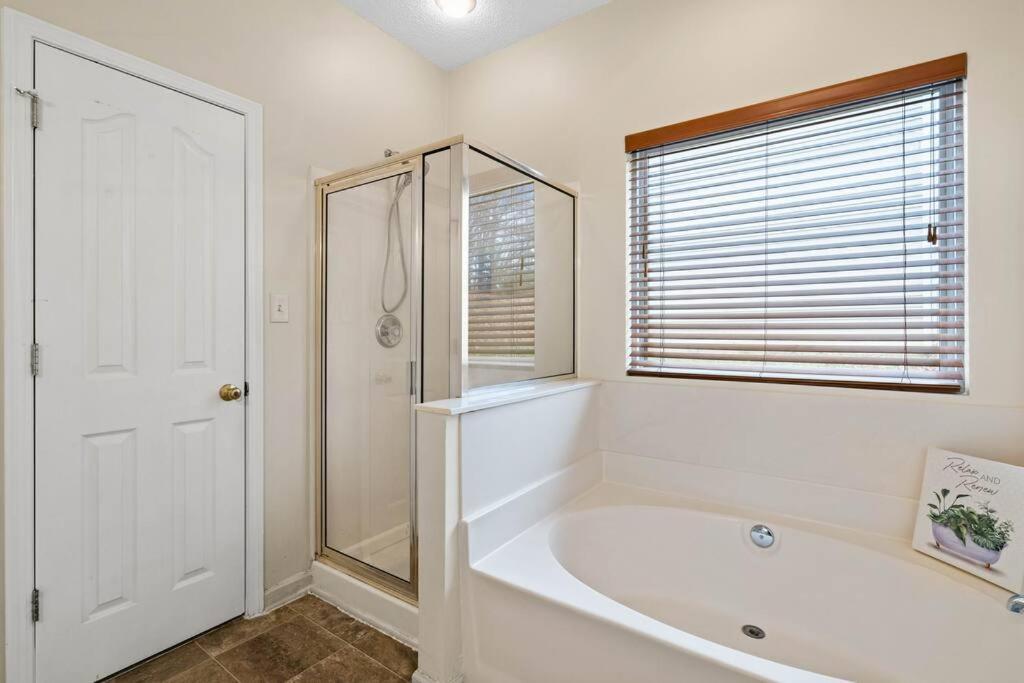 Cozy 4B 2 5B University Home King Beds Jacuzzi 샬럿 외부 사진