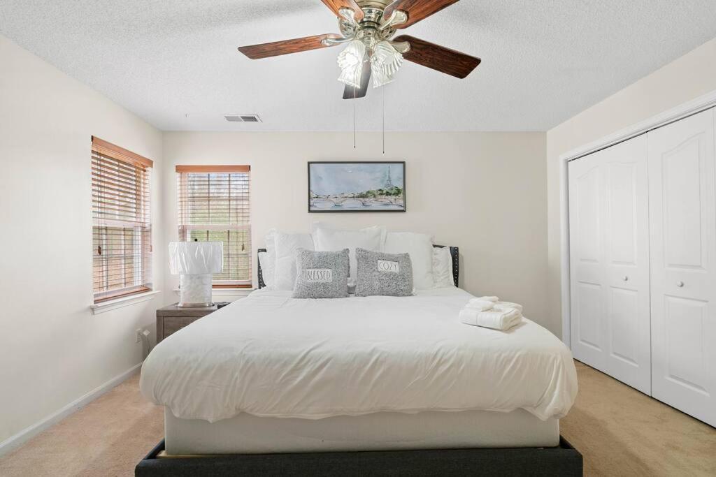 Cozy 4B 2 5B University Home King Beds Jacuzzi 샬럿 외부 사진